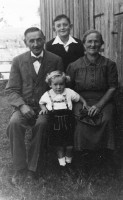 /album/theresie-ottopal/josef-12-franz-mit-eltern-jpg/